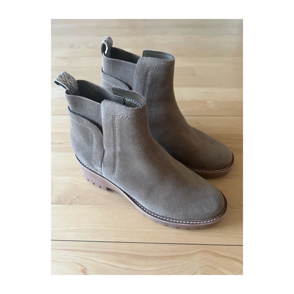 Dolce Vita Women's suede Tan Ankle Chelsea Boots size 8.5 new without tags